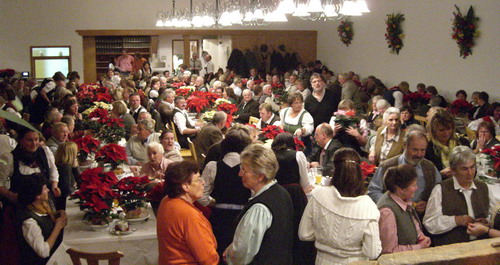 Der vollbesetzte Saal in Neukirchen
